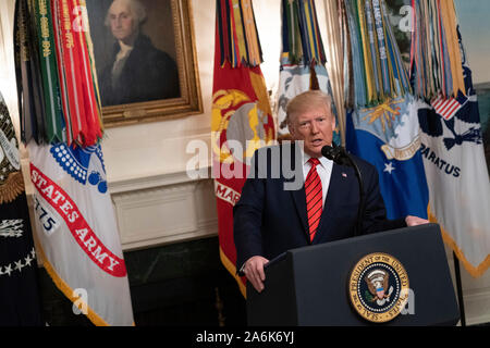 Washington DC, USA. 27 Oct, 2019. Le Président des Etats-Unis, Donald J. Trump répond aux questions du journaliste après avoir fait une déclaration à la Maison Blanche à Washington, DC sur la mort d'ISIS leader Abou Bakr al-Baghdadi au cours d'un raid militaire américaine en Syrie le dimanche, Octobre 27, 2019.Crédit : Chris Kleponis/Piscine via CNP | Conditions de crédit dans le monde entier : dpa/Alamy Live News Banque D'Images