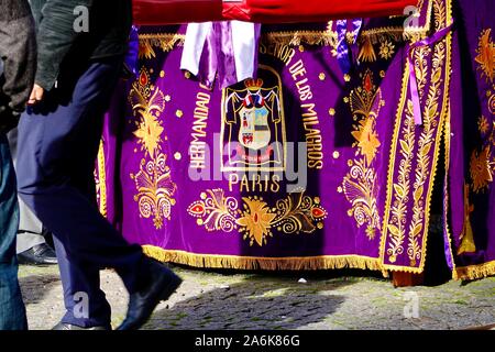 Des personnes se préparant pour le señor de los Milagros festival, un événement religieux péruvien très important, à l'extérieur de l'église Saint-Sulpice, Paris, France. Banque D'Images