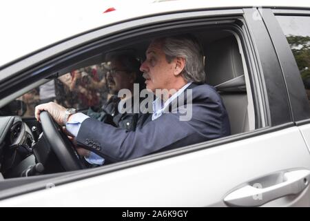 Buenos Aires, Argentine. 27 Oct, 2019. ALBERTO FERNÃNDEZ, candidat aux élections présidentielles pour le front de Todos parti, quitte après le coulage au bureau de vote à l'Université catholique d'Argentine (UCA) à Puerto Madero, quartier de la ville de Buenos Aires, Argentine, au cours des élections générales le 27 octobre 2019. Credit : ZUMA Press, Inc./Alamy Live News Banque D'Images