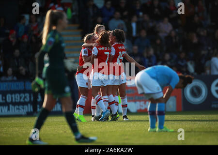 Les joueurs d'Arsenal célébrer après Vivianne Miedema marque le premier but du match lors de la Women's super match de championnat à Meadow Park, Borehamwood. Banque D'Images