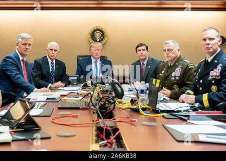 Washington DC, USA. 26Th Oct, 2019. Dans cette photo publiée par la Maison Blanche, le président des États-Unis, Donald J. Trump est rejoint par United States Vice-président Mike Pence, United States National Security Advisor Robert C. O'Brien, à gauche ; le secrétaire américain à la défense, le docteur Mark Esper T., United States Army Marque générale A. Milley, président de l'état-major des armées, et le général Marcus Evans, directeur adjoint des Opérations spéciales sur le droit de l'état-major interarmées, le samedi 26 octobre 2019, dans la salle de situation de la Maison Blanche à Washington, DC, suivi de l'évolution en tant que spécialistes des États-Unis Banque D'Images