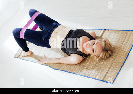 Femme blonde en sport avec la gomme de remise en forme Banque D'Images