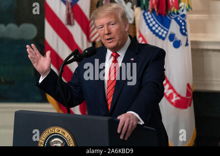 Washington DC, USA. 27 Oct, 2019. Le Président des Etats-Unis, Donald J. Trump répond aux questions du journaliste après avoir fait une déclaration à la Maison Blanche à Washington, DC sur la mort d'ISIS leader Abou Bakr al-Baghdadi au cours d'un raid militaire américaine en Syrie le dimanche, Octobre 27, 2019. Credit : MediaPunch Inc/Alamy Live News Banque D'Images