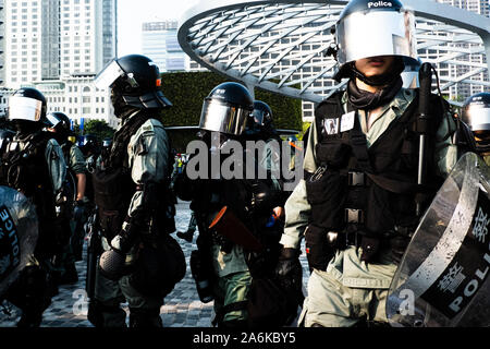 Hong Kong, Chine. 27 Oct, 2019. La police antiémeutes montent la garde dans le quartier de Tsim Sha Tsui à Hong Kong. Hong Kong les militants pro-démocratie continuent dans son cinquième mois. Les manifestants continuent de demander que le chef de l'exécutif de Hong Kong Carrie Lam pour répondre à leurs demandes. restants Credit : Keith Tsuji/ZUMA/Alamy Fil Live News Banque D'Images