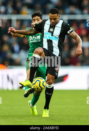 Newcastle, Royaume-Uni. 27 Oct, 2019. Premier League anglaise de football, Jamaal Lascelles de Newcastle United passe le ballon sous la pression de Raul Jimenez de Wolverhampton Wanderers - strictement usage éditorial uniquement. Pas d'utilisation non autorisée avec l'audio, vidéo, données, listes de luminaire, club ou la Ligue de logos ou services 'live'. En ligne De-match utilisation limitée à 120 images, aucune émulation. Aucune utilisation de pari, de jeux ou d'un club ou la ligue/player Crédit : publications Plus Sport Action Images/Alamy Live News Banque D'Images