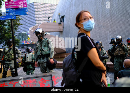Hong Kong, Chine. 27 Oct, 2019. Un passant par des promenades pendant un rassemblement dans le quartier de Tsim Sha Tsui à Hong Kong. Hong Kong les militants pro-démocratie continuent dans son cinquième mois. Les manifestants continuent de demander que le chef de l'exécutif de Hong Kong Carrie Lam pour répondre à leurs demandes. restants Credit : Keith Tsuji/ZUMA/Alamy Fil Live News Banque D'Images