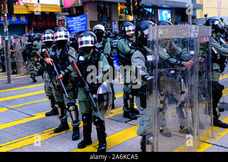 Hong Kong, Chine. 27 Oct, 2019. La police antiémeutes montent la garde dans le quartier de Tsim Sha Tsui à Hong Kong. Hong Kong les militants pro-démocratie continuent dans son cinquième mois. Les manifestants continuent de demander que le chef de l'exécutif de Hong Kong Carrie Lam pour répondre à leurs demandes. restants Credit : Keith Tsuji/ZUMA/Alamy Fil Live News Banque D'Images