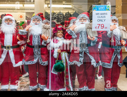 La ville de Cork, Cork, Irlande. 25 octobre, 2019. Fenêtre magasin rempli de Santa Claus poupée au Oliver Plunkett Street, Cork, Irlande. - Crédit Banque D'Images