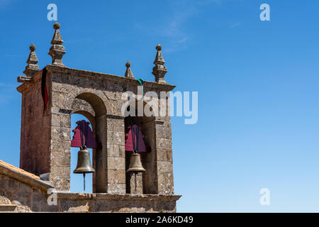 Détail de clocher de l'église Notre Dame de Rocamador à Castelo Rodrigo au Portugal Banque D'Images