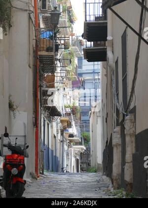 Rue étroite à Palerme, Sicile Banque D'Images