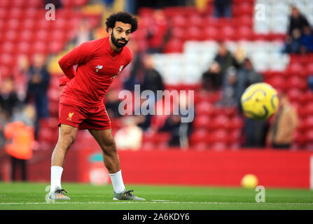 Mohamed Salah de Liverpool se réchauffe avant le premier match de championnat à Anfield, Liverpool. Banque D'Images