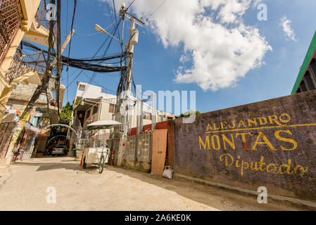 Santo Domingo, République dominicaine, 11 avril 2014 : Fast Food vide Trolley, garé dans un quartier négligé avec de nombreux câbles entre Apartments Banque D'Images