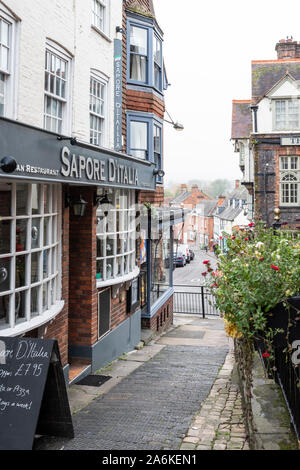 Un étroit passage pavées de Marlborough à la recherche jusqu'à la parade avec Sapore D'Italia restaurant Banque D'Images