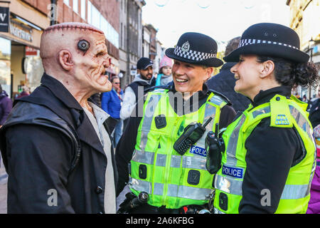 Ayr, Ecosse, Royaume-Uni. 27 octobre 2019. TAMFEST Festival, une célébration de l'œuvre littéraire du 18e siècle, Robert Burns Barde écossais a eu lieu à Ayr avec le thème '' Tam O'Shanter l'un des poèmes de Burns et en particulier les versets de 'Cutty Sark' et la danse des sorcières. Intitulée "LE JOUR DE L'DEID' (Les Écossais version du Jour des Morts mexicain) les membres du public et des fonctionnaires ont été encouragés à s'habiller en costume et peindre le visage lorsqu'ils sont venus pour le festival. Credit : Findlay / Alamy News Banque D'Images
