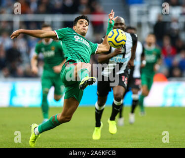 Newcastle, Royaume-Uni. 27 Oct, 2019. English Premier League, Newcastle United contre Wolverhampton Wanderers ; Ruben Neves de Wolverhampton Wanderers s'étend sur la balle - strictement usage éditorial uniquement. Pas d'utilisation non autorisée avec l'audio, vidéo, données, listes de luminaire, club ou la Ligue de logos ou services 'live'. En ligne De-match utilisation limitée à 120 images, aucune émulation. Aucune utilisation de pari, de jeux ou d'un club ou la ligue/player Crédit : publications Plus Sport Action Images/Alamy Live News Banque D'Images