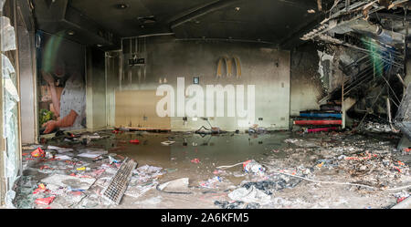 Santiago de Chile Chili 26/10/2019 ont pillé et incendié des bâtiments de Santiago rues. Émeutes à Santiago de Chili ville pendant ces jours d'émeutes. McDonald's Banque D'Images