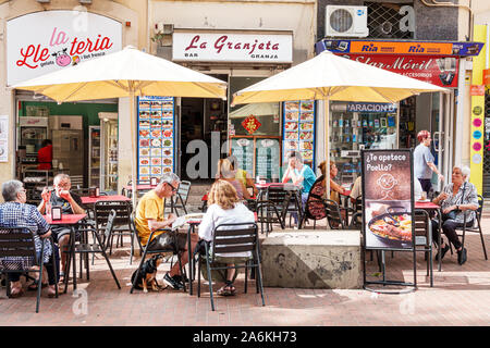 Barcelone Espagne, Catalogne El Clot, Placa plaza de font i Sague, café, repas en plein air, la Lleteria, bar la Granjeta, restaurant, en plein air, parapluies, tables, m Banque D'Images