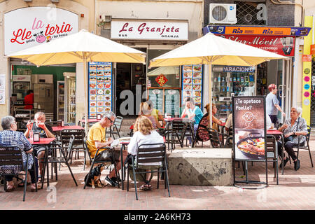 Barcelone Espagne, Catalogne El Clot, Placa plaza de font i Sague, café, salle à manger en plein air, la Lleteria, bar la Granjeta, restaurant, al fresco, parasols, tables, M. Banque D'Images
