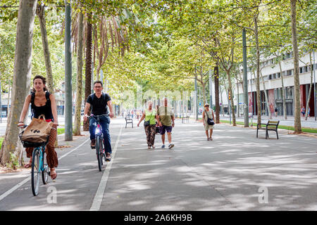 Barcelone Espagne,Catalogne El Poblenou,Avinguda Diagonal,avenue,promenade piétonne,piste cyclable désignée,marche,équitation,arbres,homme,femme,Hispan Banque D'Images