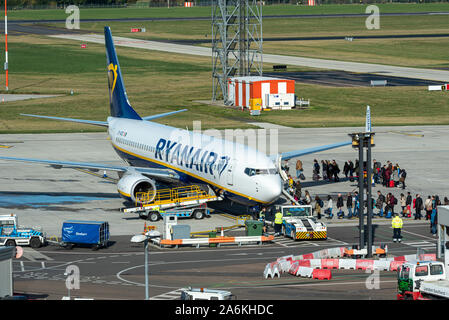 Les passagers de Ryanair Ryanair d'attente à bord d'un avion de ligne Boeing 737 avion à l'aéroport de Londres Southend, Essex, Royaume-Uni. En dehors de l'aire d'embarquement sur Banque D'Images