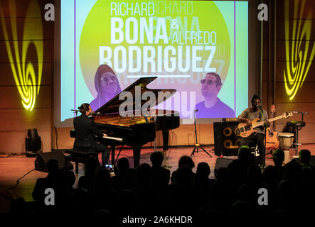 Cracovie, Pologne - 21 Oct 2019 : Alfredo Rodriguez et Richard Bona sur scène en musée d'Art Japonais Manggha et technologie à Cracovie, Pologne Banque D'Images