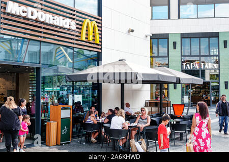 Barcelone Espagne,Catalogne El Poblenou,Avinguda Diagonal Avenue,Glories,centre commercial,McDonald's, restaurant,Catalan,extérieur,tables extérieures,famille,HIS Banque D'Images