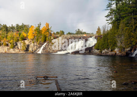 Le puissant flux de High Falls, à l'automne, à Bracebridge (Ontario). Banque D'Images