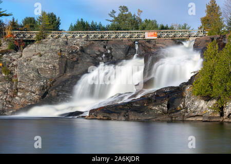 Le puissant flux de High Falls, à l'automne, à Bracebridge (Ontario). Banque D'Images