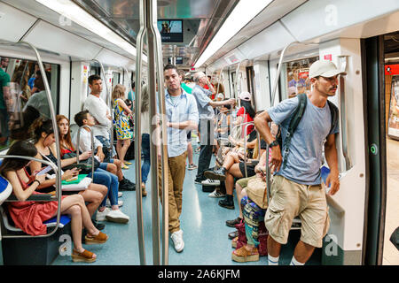 Barcelone Espagne,Catalogne Transports métropoles de Barcelone TMB,métro,métro,rapide,train,intérieur,homme,femme,passagers voyageurs de banlieue,stan Banque D'Images