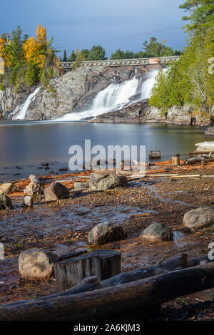 Le puissant flux de High Falls, à l'automne, à Bracebridge (Ontario). Banque D'Images