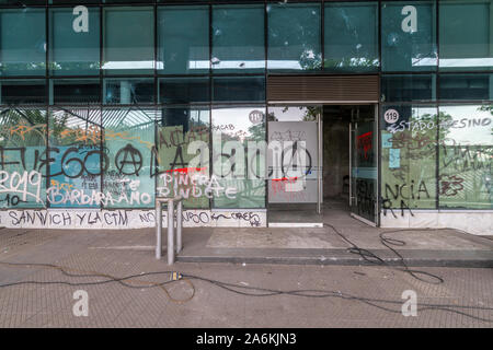 Santiago de Chile Chili '26/10/2019 Les pancartes. Peinture des murs de graffitis le 25e jour après le Chili plus grande protestation à Santiago, Chili Banque D'Images