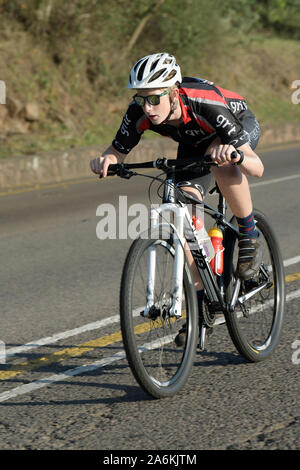 L'Afrique du Sud, des cyclistes, seul jeune homme adulte randonnée à vélo, équitation, VTT, 2019 Durban, Amashova Cycle classique race, peuple, sport, fitness Banque D'Images