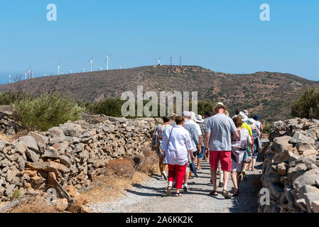 Kato Seles, nord de la Crète, Grèce. Octobre 2019. Un groupe de touristes pour une visite à pied dans la campagne avec un décor de montagnes à proximité de Seles dans Norther Banque D'Images