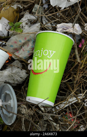 L'Afrique du Sud, Close up, détail, objet, vert à l'usage unique tasse de boisson avec de la litière, l'emballage, de la pollution, in situ, Banque D'Images