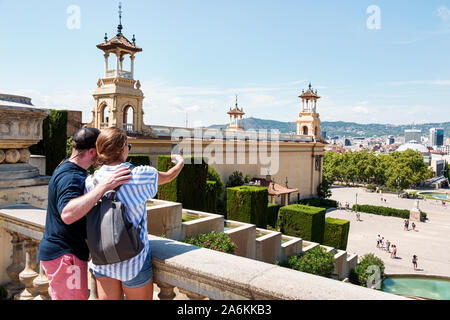 Barcelone Espagne, Catalonia Parc de Montjuic, Placa Plaza de Jean Forestier, point de vue pittoresque, horizon de la ville, homme, femme, couple, prendre des photos, phon cellulaire Banque D'Images