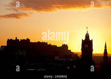 Calton Hill, Édimbourg, Royaume-Uni. 27 octobre 2019. Météo britannique. De soleil colorés sur le centre-ville en donnant une silhouette du château avec Scott Monument et Balmoral Hotel tour de l'horloge, un froid de 10 degrés. Banque D'Images