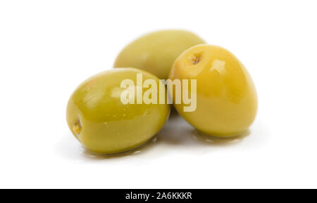 Trio d'olives vertes humides en saumure macro gouttes isolé sur fond blanc Banque D'Images