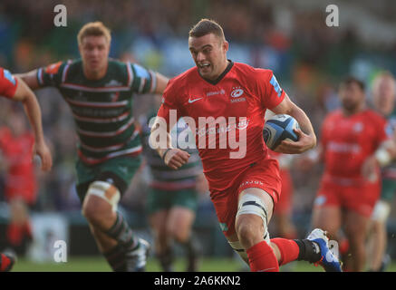 Saracens' Ben Earl marque un essai au cours de la Premiership match Gallagher à Welford Road, Leicester. Banque D'Images