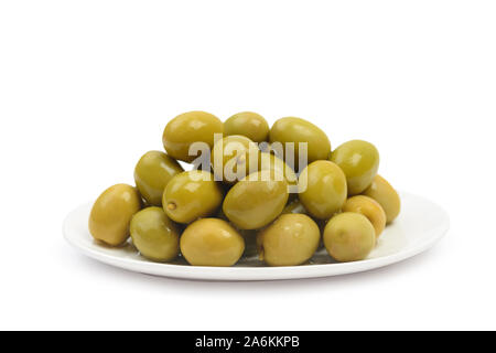 Plaque avec olives vertes humides isolé sur fond blanc avec chemin de détourage. Vue de côté Banque D'Images