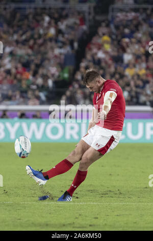 Kanagawa, Japon. 27 Oct, 2019. Pays de Galles' Dan Biggar un coup de mort au cours de la demi-finale de la Coupe du Monde de Rugby 2019 2 entre le Pays de Galle et l'Afrique du Sud au stade international de Yokohama, près de Tokyo. Le Pays de Galles bat l'Afrique du Sud 19-16. Credit : Rodrigo Reyes Marin/ZUMA/Alamy Fil Live News Banque D'Images