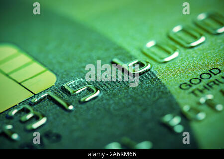 Carte de crédit aux tons vert macro-vision. Faux numéros de carte bancaire Banque D'Images