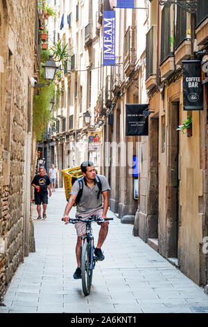 Barcelone Espagne,Catalogne El Born,quartier historique,Ciutat Vella,rue étroite,Glovo,start-up, service de messagerie à la demande,livraison,messager,homme Banque D'Images