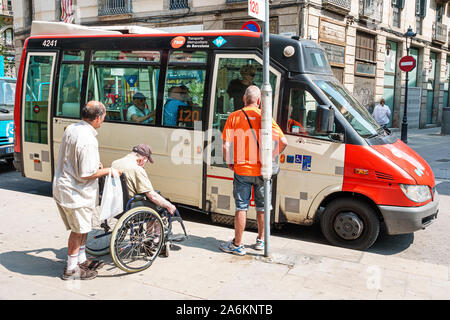 Barcelone Espagne,Catalogne Catalunya,Transports Metropolitans de Barcelone,TMB,bus de ville,route 120,transports en commun,arrêt,homme hommes hommes adultes, Banque D'Images