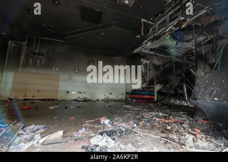 Santiago de Chile Chili 26/10/2019 ont pillé et incendié des bâtiments de Santiago rues. Émeutes à Santiago de Chili ville pendant ces jours d'émeutes. McDonald's Banque D'Images