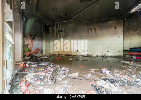 Santiago de Chile Chili 26/10/2019 ont pillé et incendié des bâtiments de Santiago rues. Émeutes à Santiago de Chili ville pendant ces jours d'émeutes. McDonald's Banque D'Images