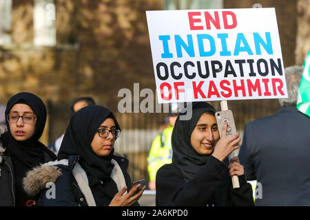 London, UK 27 Oct 2019 - Des milliers de manifestants de Pro-Kashmiri groupes que dans le centre de Londres le jour de Diwali (la fête hindoue de la lumière), appelant les autorités indiennes à lever le couvre-feu au Cachemire, de sorte que les Hindous peuvent célébrer le Diwali. Credit : Dinendra Haria/Alamy Live News Banque D'Images