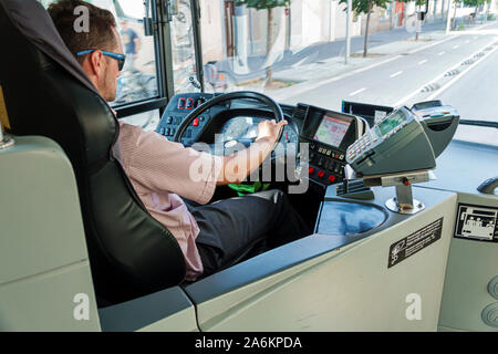 Barcelone Espagne,Catalogne Transports métropoles de Barcelone,TMB,bus de ville,homme,chauffeur,travaillant,hispanique,ES190822178 Banque D'Images