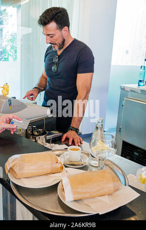 Barcelone Espagne,Catalonia Parc de Montjuic,Fondation Fundacio Joan Miro,Musée d'art contemporain,intérieur,café,comptoir,plateau,sandwichs,payant,m Banque D'Images