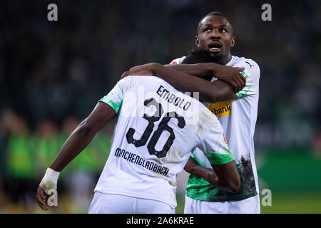 27 octobre 2019, en Rhénanie du Nord-Westphalie, Mönchengladbach : Soccer : Bundesliga, l'Eintracht Francfort - Borussia Mönchengladbach, 9e journée de Borussia-Park. Gladbach's scorers Marcus Thuram (r) et Breel bravo pour Grosse Caye une avance après l'objectif. Photo : Marius Becker/DPA - NOTE IMPORTANTE : en conformité avec les exigences de la DFL Deutsche Fußball Liga ou la DFB Deutscher Fußball-Bund, il est interdit d'utiliser ou avoir utilisé des photographies prises dans le stade et/ou la correspondance dans la séquence sous forme d'images et/ou vidéo-comme des séquences de photos. Banque D'Images