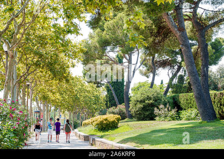 Barcelone Espagne,Catalogne Parc de Montjuic,Avinguda de l'Estadi,Jardins de Joan Maragall Jardins,trottoir,piétons marchant,arbres,homme,femme,hispanique Banque D'Images